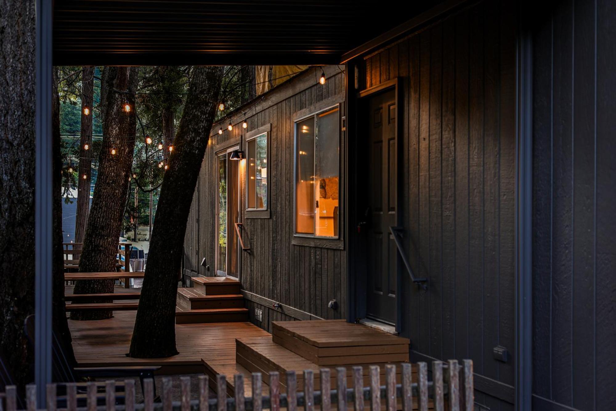 Cave Springs Resort Dunsmuir Buitenkant foto