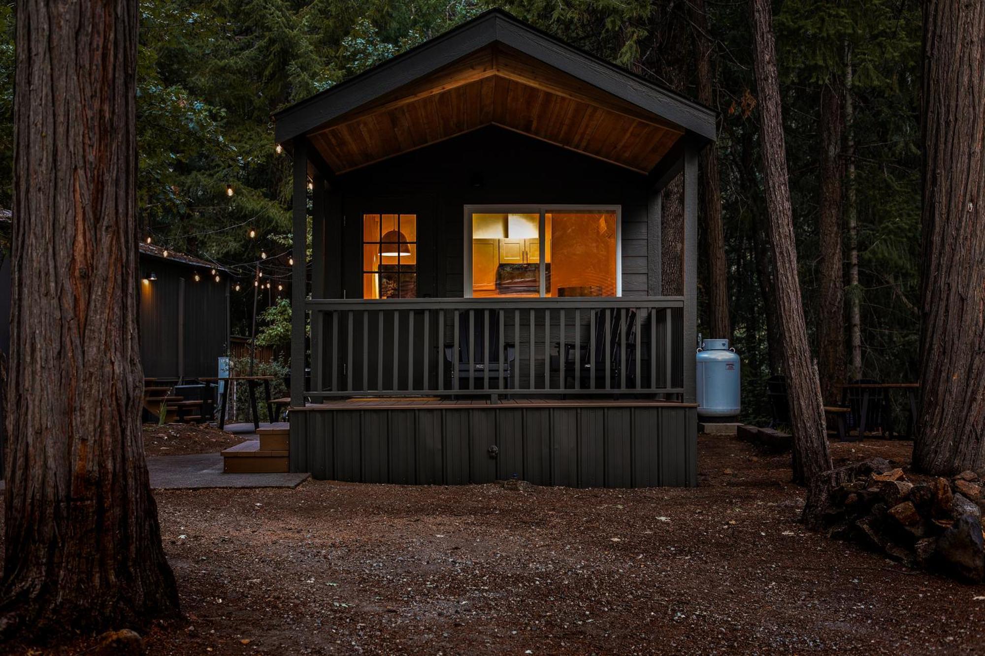 Cave Springs Resort Dunsmuir Buitenkant foto