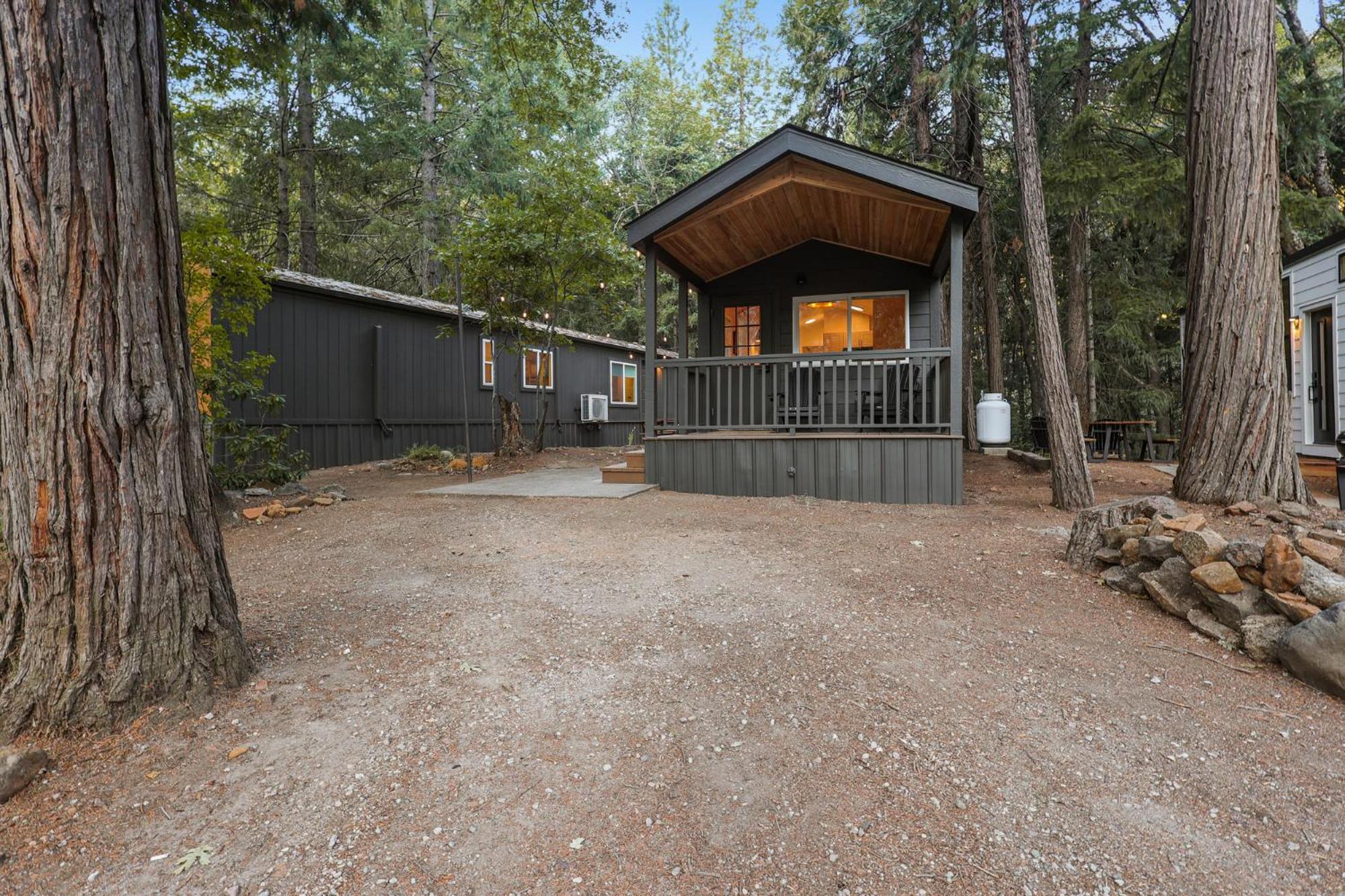 Cave Springs Resort Dunsmuir Buitenkant foto